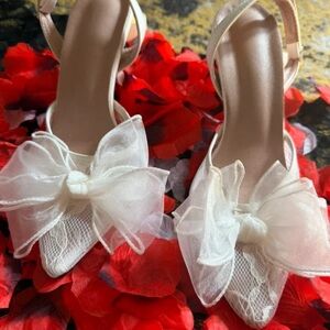 chic Cream Pointed-Toe Slingback Heels with Sheer Bow